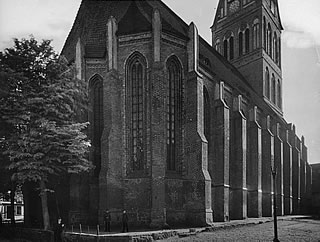 Kirche mit Chor von Nordost um 1920
