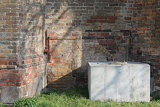 Ein Fenster einer abgesenkten Sakristei?